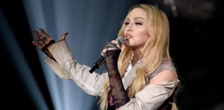 Madonna processada pelos fãs. um grupo de fãs de Madonna decidiu processar a artista pelos seus constantes atrasos, ao longo da “Celebration